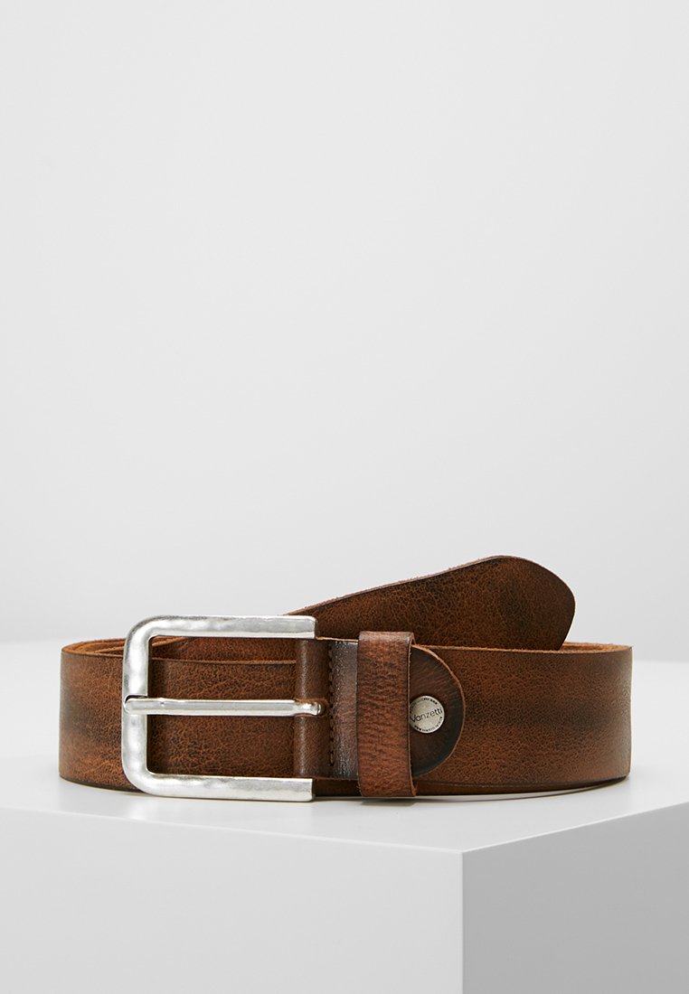 Bruine leren riem met een rechthoekige zilveren metalen gesp, met een gestructureerd oppervlak en een lus met een merkembleem aan de zijkant.