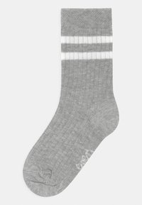 Chaussette grise à côtes avec une couleur unie, comportant trois rayures blanches horizontales près de la cheville. Design simple et forme de chaussette standard.