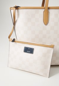 Tote-Bag aus cremefarbenem Kunstleder mit Karomuster, braunen Akzenten und einer abnehmbaren, mit Reißverschluss versehenen Tasche mit Logo-Platte.