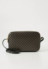 Juoda stačiakampio formos per petį nešiojama rankinė su auksiniu užtrauktuku, smėlinio spalvos geometriniu raštu ir reguliuojama rankena ant balto fono.