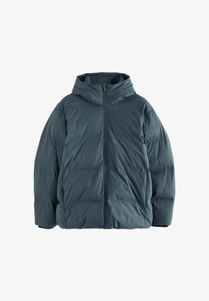 Chaqueta de invierno acolchada gris oscuro con capucha y cremallera frontal, mostrada plana sobre un fondo blanco.