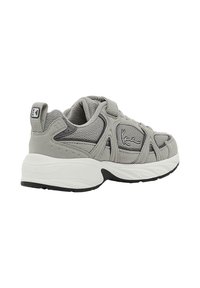 Adidaș sport gri cu partea superioară din plasă și material sintetic, talpă groasă albă și logo pe lateral și pe bucata din spate, prezentat din unghi lateral posterior.