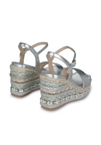 Sandali wedge argento con texture intrecciata, adornati con perline trasparenti e colorate, con design a strisce e fibbia alla caviglia.