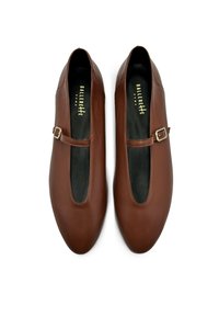 Ballerine in pelle marrone con punta rotonda, una piccola fibbia e una soletta tonale. Texture liscia e design minimalista.