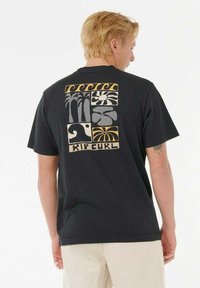 Schwarzes Baumwoll-T-Shirt mit einem mehrfarbigen Graphic in Grautönen und Gold auf der Rückseite, das tropische Elemente und Wellen zeigt.