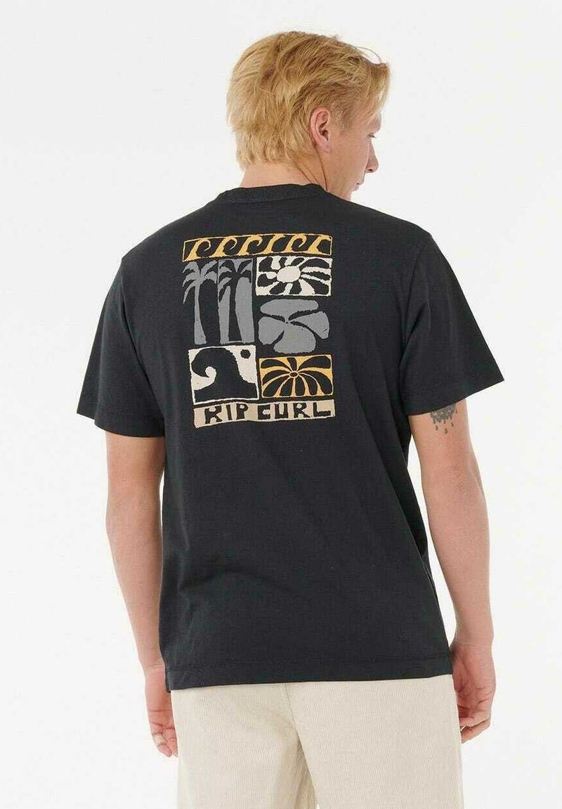 Schwarzes Baumwoll-T-Shirt mit einem mehrfarbigen Graphic in Grautönen und Gold auf der Rückseite, das tropische Elemente und Wellen zeigt.