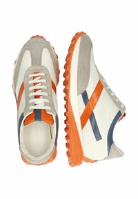 Hvide og grå sneakers med orange og navy accenter. Har en gummisål, teksturerede materialer og stripedesign elementer.