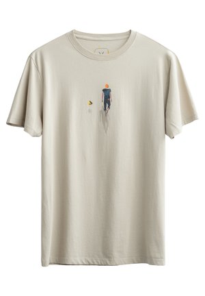 Lichtbeige katoenen T-shirt met een kleurrijke illustratie van een persoon die met een gele bal wandelt, ronde halslijn en korte mouwen.