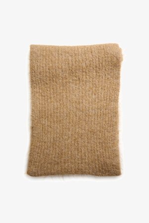 Beige Wolledecke mit einer weichen, strukturierten Oberfläche und vertikalen Rippungen. Die Kanten sind leicht ausgefranst für einen natürlichen Abschluss.