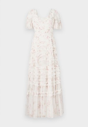 Biała, marszczona sukienka maxi w kwiaty, z kwadratowym dekoltem, krótkimi bufkami i warstwową teksturą. Lekka, kobieca kreacja.