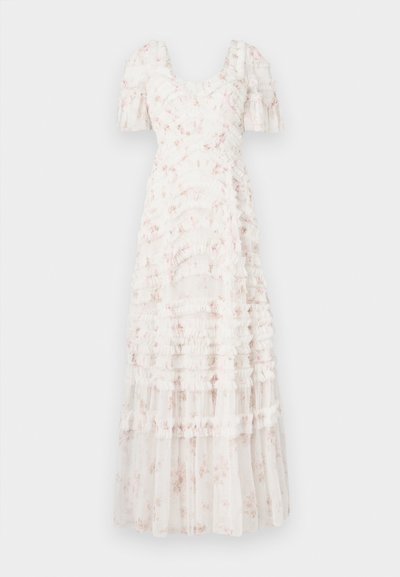 Biela maxi šaty s volánmi a kvetinovým vzorom, štvorcovým výstrihom, krátkymi nafúknutými rukávmi a viacvrstvovou textúrou. Ľahký, ženský dizajn.