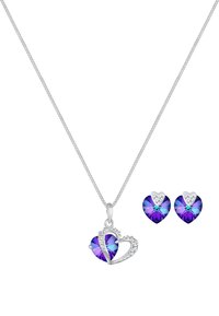Sølv halskæde med hjerteformet lilla krystalvedhæng og matchende hjerteformede øreringe med en lille hjerteaccent og glitrende detaljer.