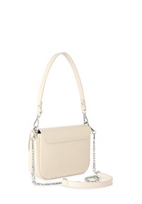 Sac à main en cuir beige au design structuré, avec un rabat avant plat, une chaîne et une bandoulière en cuir, ainsi qu'un détail de couture discret.