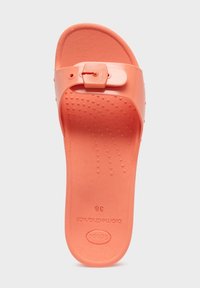 Sandale en plastique corail avec un semelle texturée et une sangle ajustable dotée d'une boucle rectangulaire. Taille 38 indiquée sur la semelle intérieure.