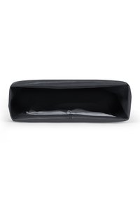 Borsa rettangolare nera realizzata in materiale testurizzato. La parte superiore aperta mostra un interno liscio e foderato con una tasca con zip sul lato.