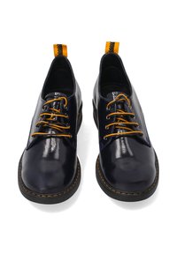 Diepblauwe lakleren schoenen met oranje veter, ronde neus en contrasterende gele trekband bij de hak. Zwarte rubberen zool met stikseldetail.