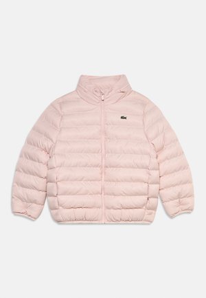 Doudoune rose clair avec matelassage horizontal, fermeture éclair intégrale devant, col montant, poignets et ourlet élastiqués, et petit logo crocodile vert sur la poitrine.