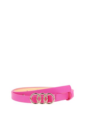 Pinkes Ledergürtel mit drei verbundenen goldenen Ringen als Schnalle, aufgerollt auf weißem Hintergrund gezeigt.