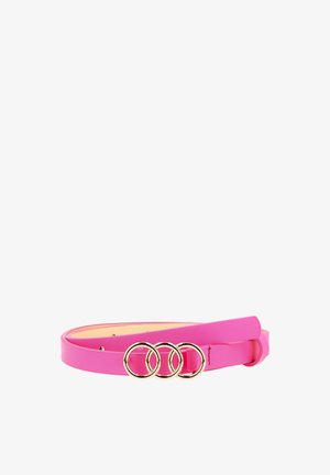 Roze leren riem met drie verbonden gouden ringen als gesp, getoond opgerold op een witte achtergrond.