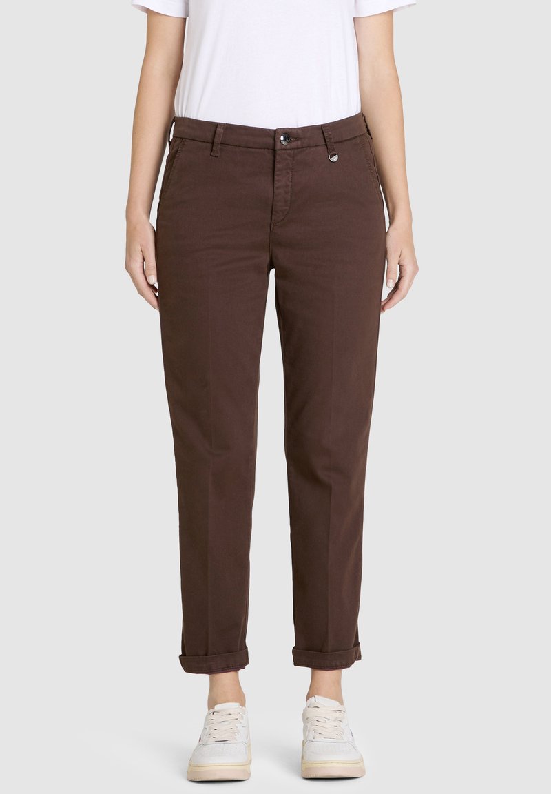 Pantalones de algodón marrón con un corte ajustado, puños enrollados y frente plano. Incluye bolsillos y una cremallera con cierre de botón.