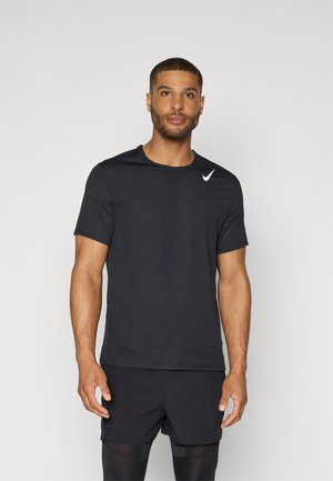 T-shirt d'athlétisme noir à manches courtes de Nike avec un col rond, présentant un motif texturé et un petit logo blanc sur l'épaule gauche.