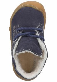 Zapato de cuero azul marino con forro de felpa suave, cordones azules y suela de goma marrón. Presenta detalles de costura a lo largo de los bordes.
