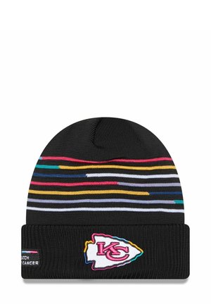Beanie nera con strisce orizzontali multicolori, con un logo "KC" bianco e rosa. Texture a coste sul bordo e sulla parte superiore.