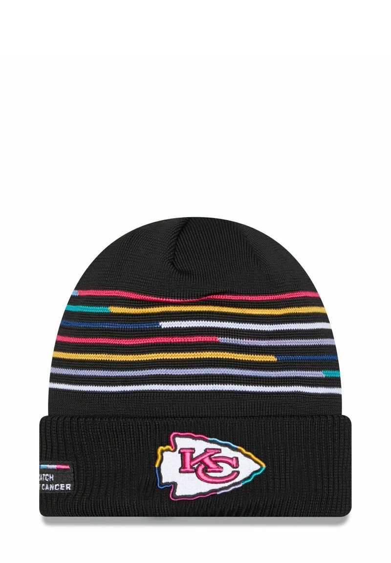 Beanie nera con strisce orizzontali multicolori, con un logo "KC" bianco e rosa. Texture a coste sul bordo e sulla parte superiore.