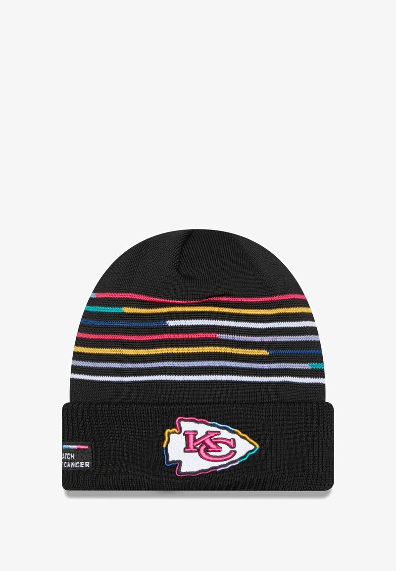 Beanie nera con strisce orizzontali multicolori, con un logo "KC" bianco e rosa. Texture a coste sul bordo e sulla parte superiore.