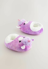 Chaussons en forme de licorne violette avec un tissu moelleux, une forme arrondie, un revêtement blanc, des oreilles et une corne duveteuse. Texture douce et traits faciaux de style cartoon.