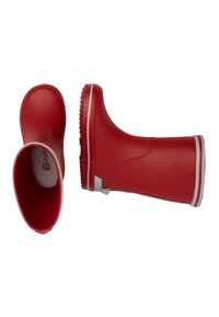 Bottes de pluie en caoutchouc rouges avec une texture lisse, un bout arrondi et des accents en stripe blanche autour du haut. Présente une semelle striée pour une meilleure adhérence.