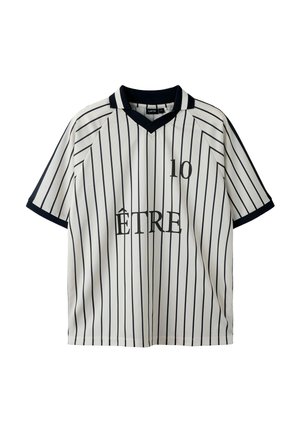 Weißes kurzärmeliges Hemd mit schwarzen vertikalen Streifen, schwarzem Kragen und Ärmelbündchen, Nummer 10 auf der Brust und dem Wort "ÊTRE" in Schwarz gedruckt.