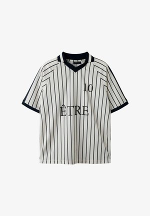 Weißes kurzärmeliges Hemd mit schwarzen vertikalen Streifen, schwarzem Kragen und Ärmelbündchen, Nummer 10 auf der Brust und dem Wort "ÊTRE" in Schwarz gedruckt.