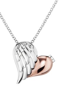 Sølvtonet vedhæng med et vingemotiv, der er fastgjort til et rosaguld hjerte, hængende på en sølvkæde med ovaler.