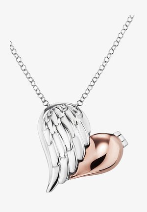 Sølvtonet vedhæng med et vingemotiv, der er fastgjort til et rosaguld hjerte, hængende på en sølvkæde med ovaler.