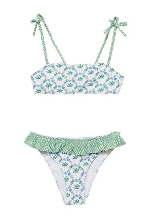 Dwuczęściowy kostium kąpielowy w kwiatowy wzór w odcieniach zieleni i niebieskiego. Górna część ma kwadratowy dekolt i sznurki do wiązania; dolna część charakteryzuje się falbaniastego zielonego pasa.