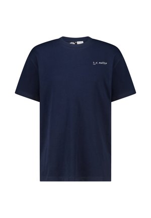 Navyblauw T-shirt met korte mouwen en ronde hals, met kleine witte tekst "by H. Matisse 1947" op de linkerborst.
