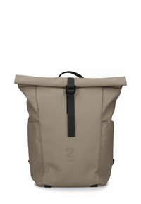 Sac à dos beige imperméable avec fermeture à enroulement, sangle noire, poches latérales en mesh et motif triangulaire texturé sur les côtés.