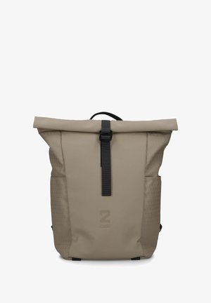 Sac à dos beige imperméable avec fermeture à enroulement, sangle noire, poches latérales en mesh et motif triangulaire texturé sur les côtés.