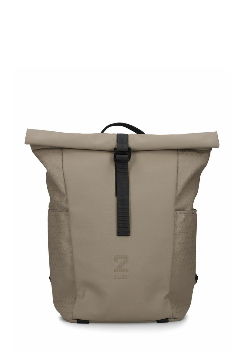 Sac à dos beige imperméable avec fermeture à enroulement, sangle noire, poches latérales en mesh et motif triangulaire texturé sur les côtés.