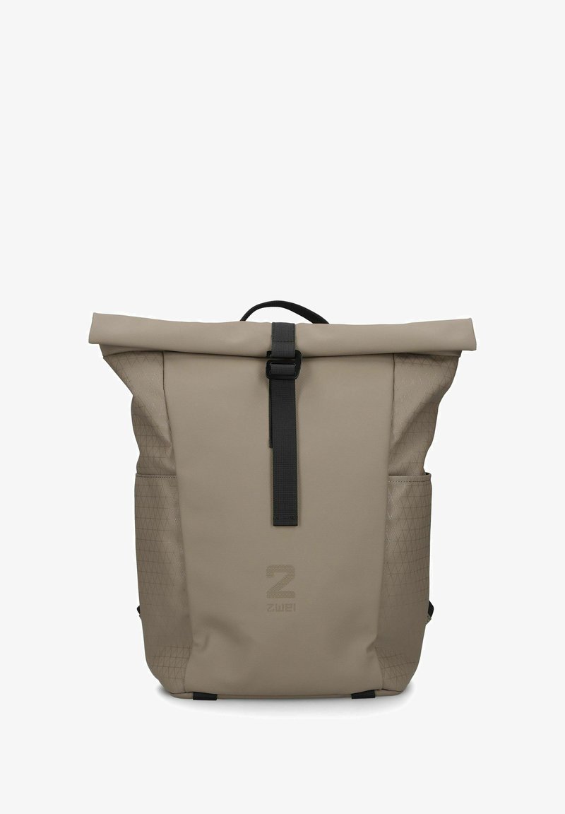 Sac à dos beige imperméable avec fermeture à enroulement, sangle noire, poches latérales en mesh et motif triangulaire texturé sur les côtés.