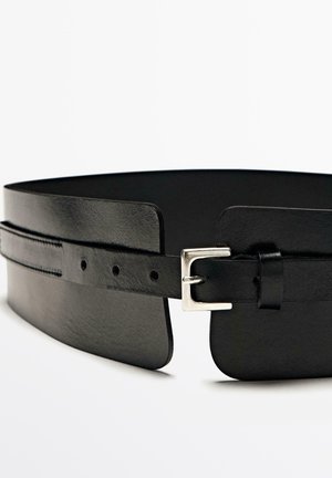 Schwarzlederner Gürtel mit glatter Textur, breitem Design und einer silbernen Metallschnalle mit Einstelllöchern entlang des Riemens.