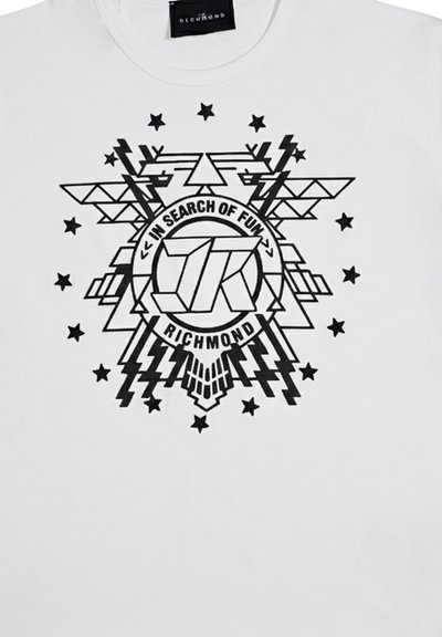 Maglietta bianca con design geometrico nero di un'aquila, circondata da stelle, fulmini e testo "IN SEARCH OF FUN RICHMOND" in cerchio.