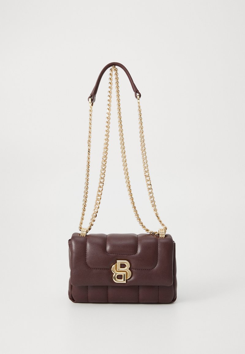 Bolso de hombro de cuero acolchado marrón oscuro con cierre de logo doble-B dorado y correa de cadena dorada con almohadilla de cuero en el hombro.