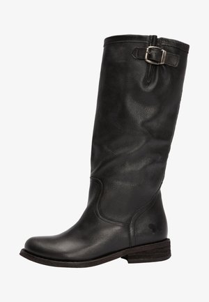 Bota de cuero negro hasta la rodilla con punta redonda, superficie texturizada y un acento de hebilla en el lateral. Tacón bajo de madera apilada.