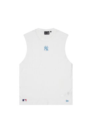 Λευκό αμάνικο τοπ με ελαφρώς μπλε λογότυπο New York Yankees στο κέντρο του στήθους και μικρά λογότυπα MLB και New Era κοντά στο τελείωμα.