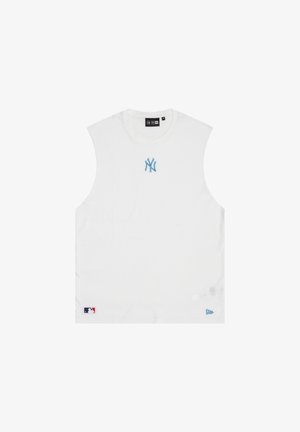 Λευκό αμάνικο τοπ με ελαφρώς μπλε λογότυπο New York Yankees στο κέντρο του στήθους και μικρά λογότυπα MLB και New Era κοντά στο τελείωμα.