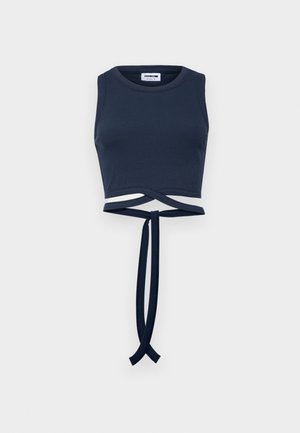 Tamno plava skraćena majica bez rukava izrađena od rebrastog materijala, s širokim naramenicama i uvrnutim čvorom na struku.