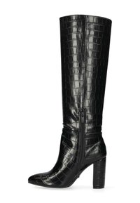 Bottes noires en cuir reptile, montantes jusqu'au genou, à bout pointu, avec fermeture éclair sur le côté et un talon épais. Texture lisse et brillante.