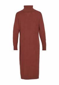 Robe à col roulé tricotée de couleur rouille profonde, manches longues, coupe ample, longueur au genou, col et poignets côtelés, texture douce, design minimaliste.